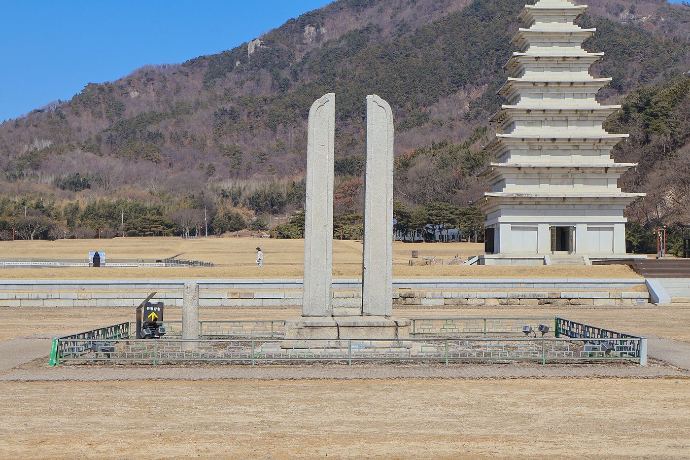 겨울 미륵사지 — 당간지주 너머로 보수를 마친 서탑이 보인다. 깃대를 세우던 두 돌기둥도 백제 때 것이다