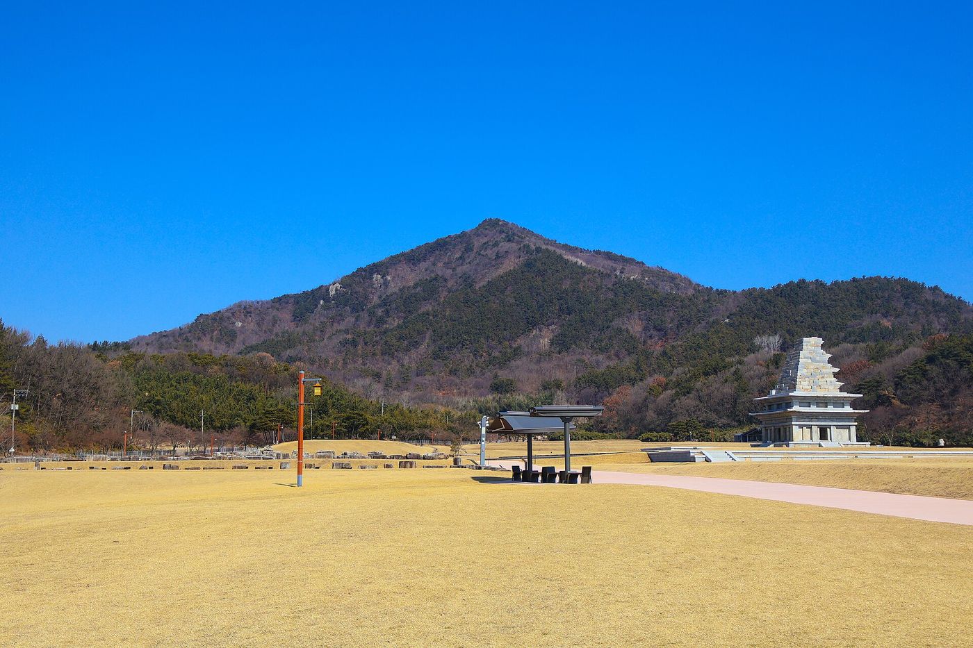 겨울 미륵사지와 미륵산 — 잎이 진 계절에는 사람이 거의 없어 너른 절터를 혼자 걷게 된다