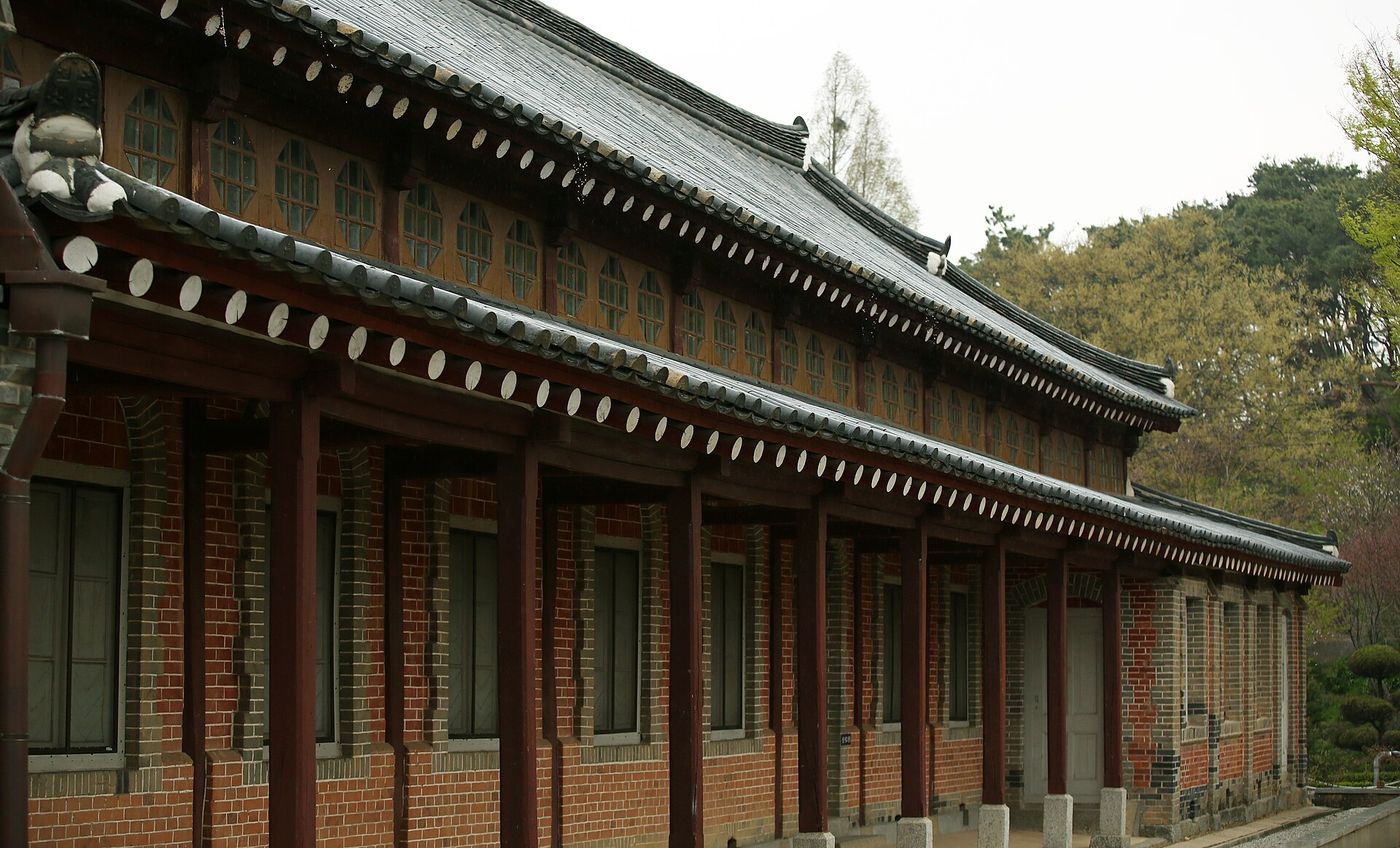 한옥 지붕과 붉은 벽돌이 한 몸이 된 측면 — 1916년에 목조 일부를 벽돌로 바꾸며 생긴 모습이다