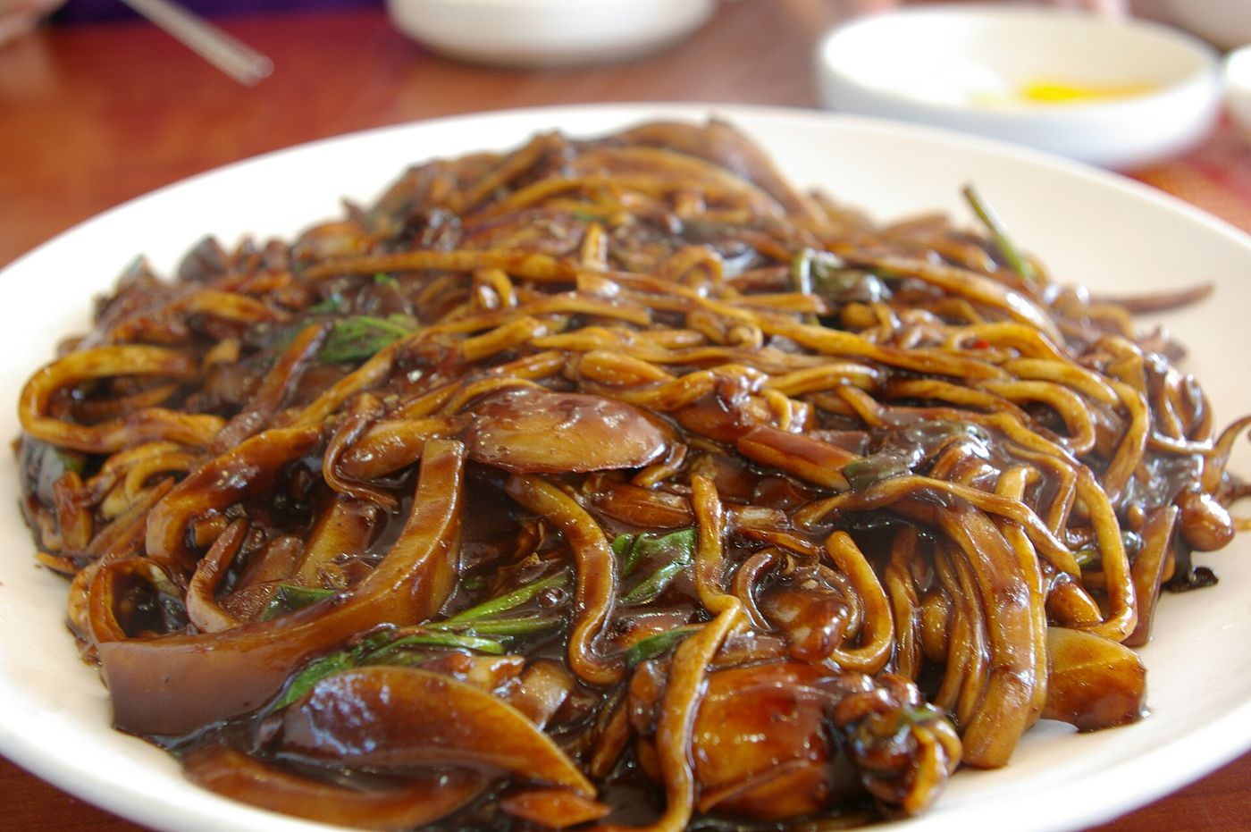 간짜장 — 면과 소스를 따로 볶아 기름지고 진하게 낸다. 차이나타운 중식당에서 보통 자장면과 함께 만나는 메뉴
