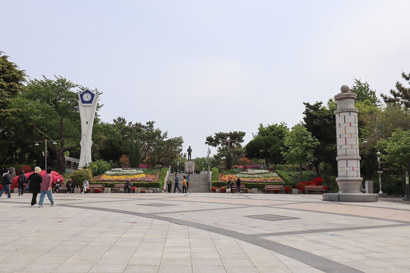 맥아더 장군 동상과 시계탑이 있는 자유공원 광장