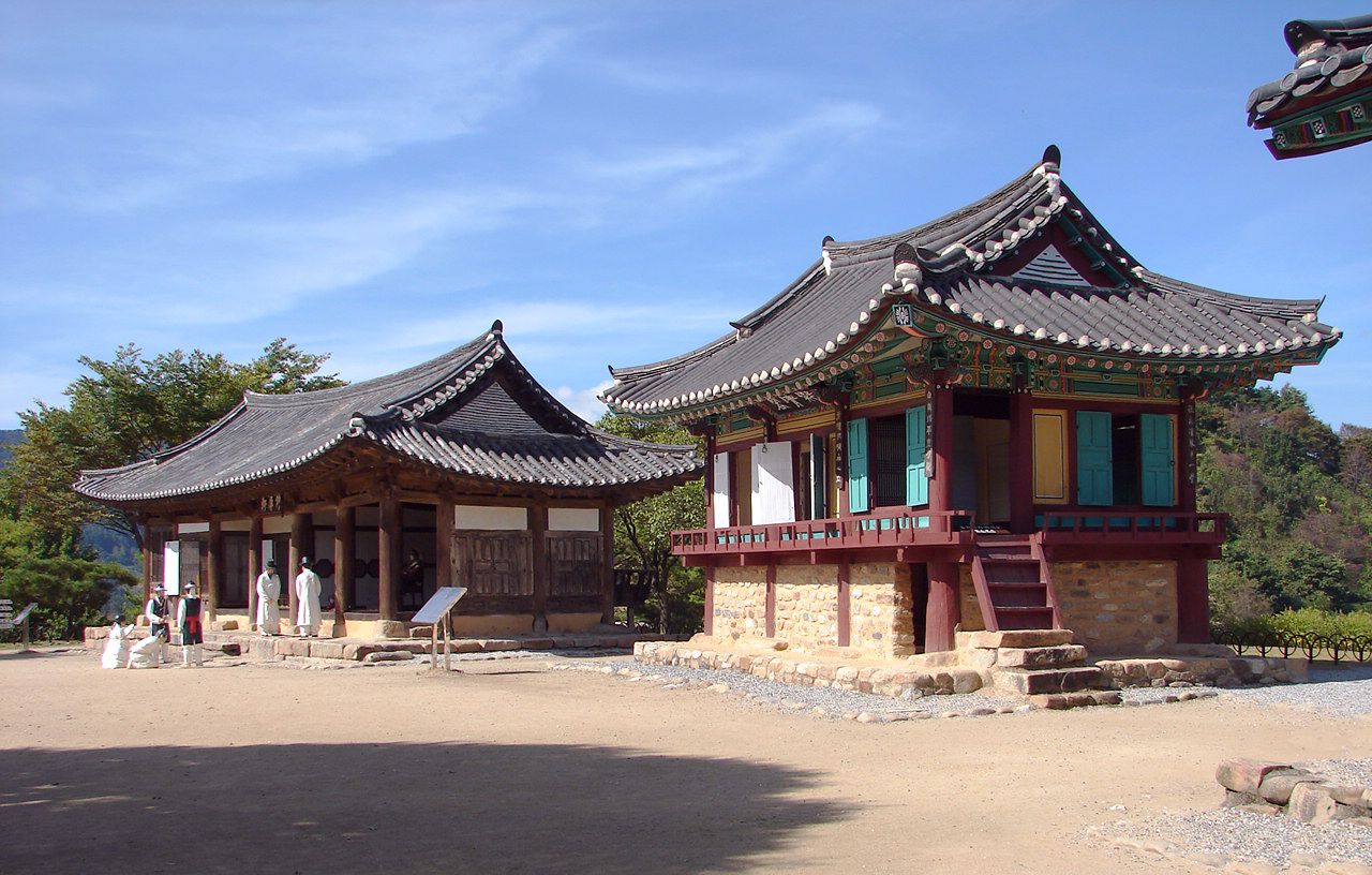 청풍문화재단지로 옮겨 세운 옛 고가옥 — 물에 잠길 뻔한 집들을 언덕으로 올렸다