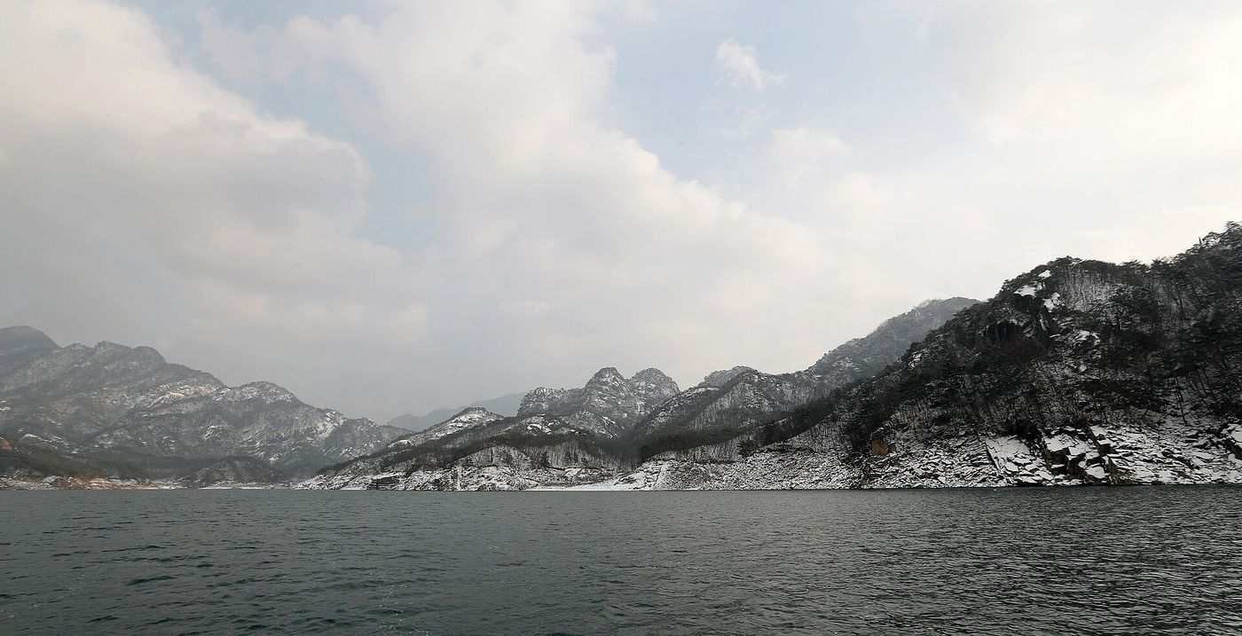 겨울 청풍호와 눈 덮인 암봉 — 물 위에서 보아야 호수의 크기가 실감 난다