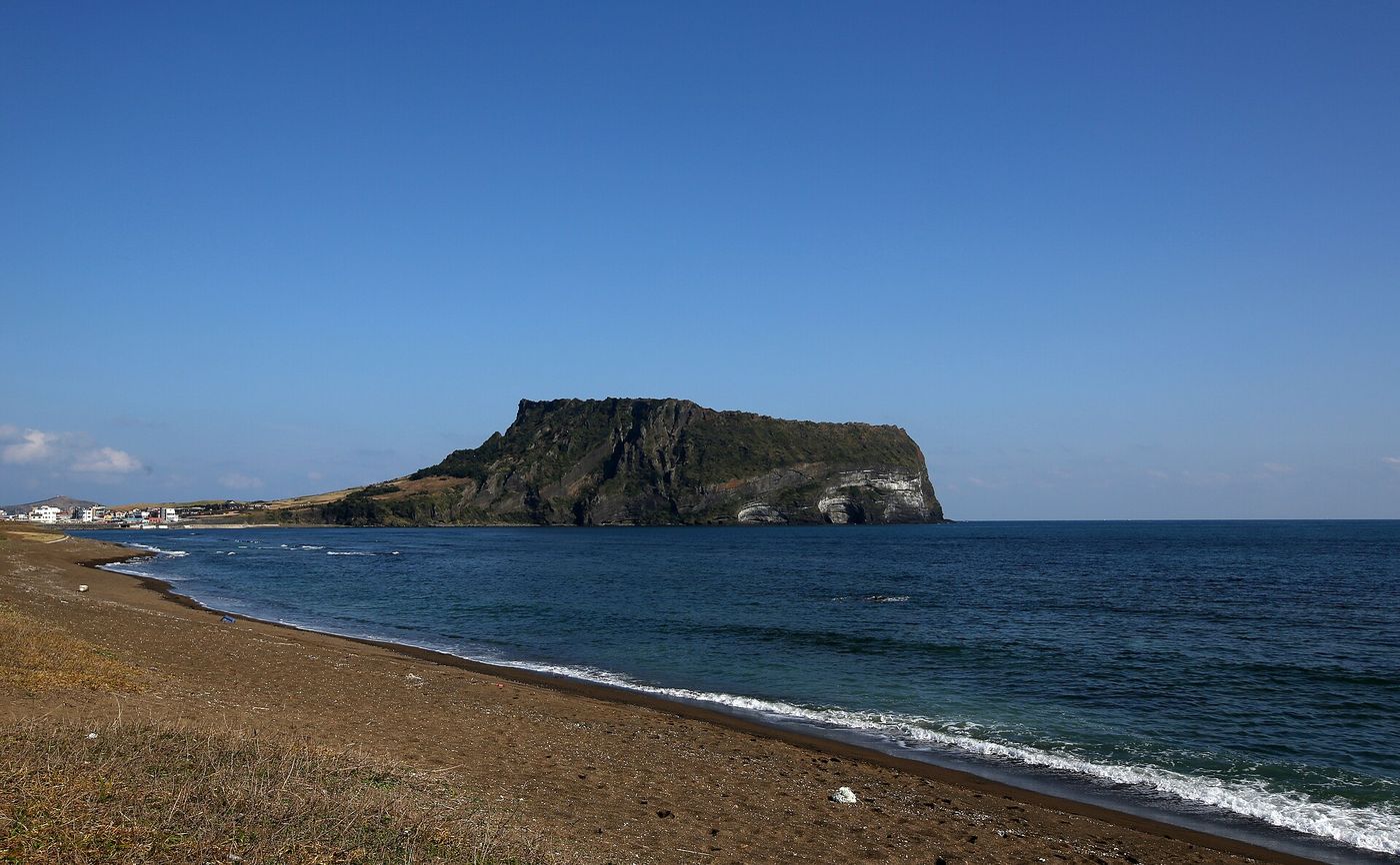 성산일출봉 일대의 제주 동부 바다 — 화산이 빚은 해안 풍경