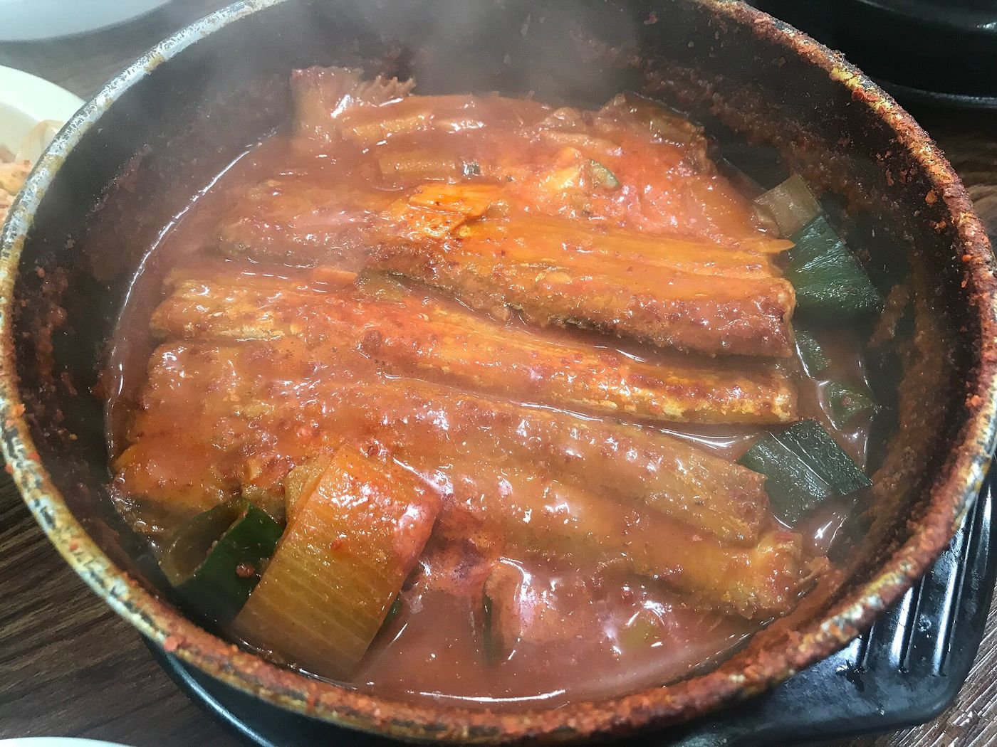 갈치조림 — 토막 낸 은갈치에 무와 감자를 깔고 고춧가루 양념으로 매콤하게 조린다. 양념 밴 무가 밥도둑 노릇을 한다