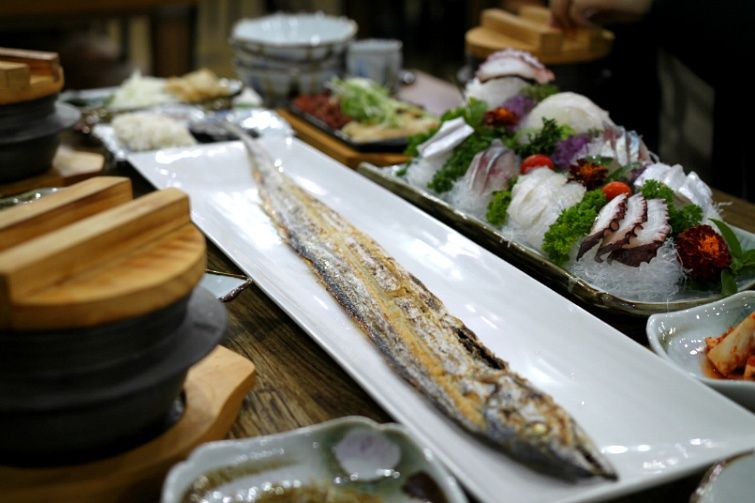 갈치구이 — 통으로 구운 은갈치. 기름기 자르르한 살을 발라 먹는 담백한 맛이 일품이다