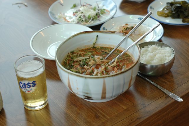 한치물회 — 부드럽고 단맛 도는 여름 한치를 채소와 함께 새콤한 국물에 말았다. 제주식은 된장을 풀어 구수하게 낸다