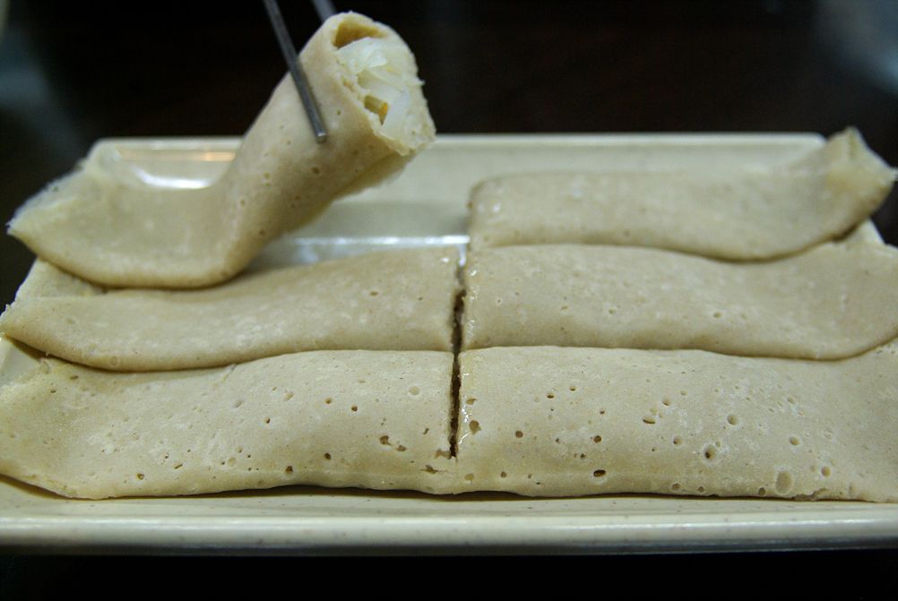 빙떡 — 얇게 부친 메밀 전병에 데친 무채를 넣어 돌돌 말았다. 슴슴하고 담백한 맛이 제주의 소박한 밥상을 닮았다