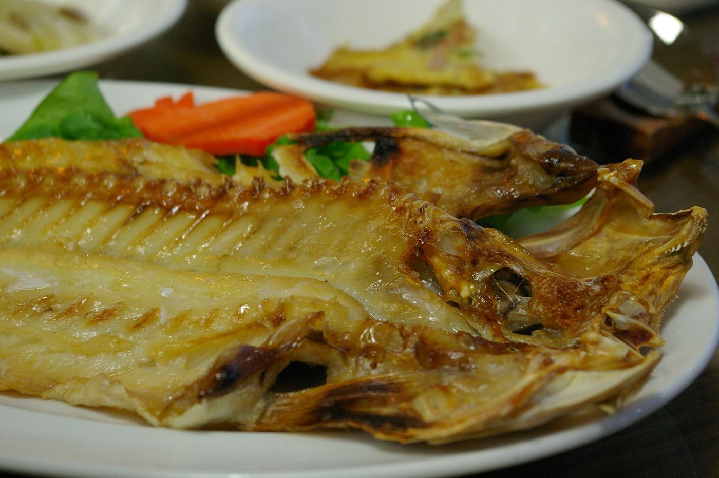 옥돔구이 — 소금 간해 꾸덕하게 말린 반건조 옥돔을 노릇하게 구웠다. 담백한 흰 살에 감칠맛이 진하게 밴다