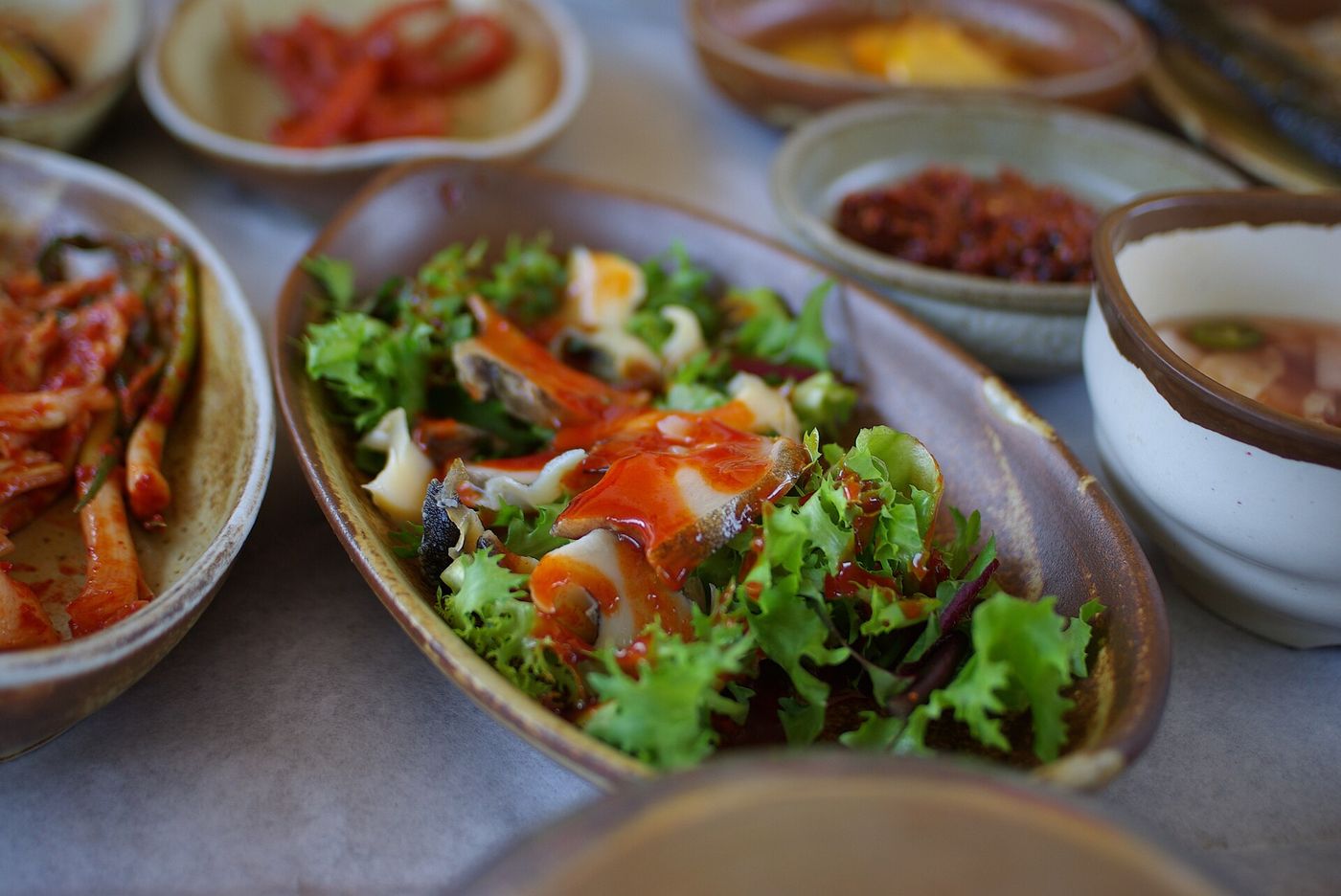 전복회 — 얇게 저민 싱싱한 전복. 오독오독한 식감과 은은한 단맛이 살아 있다