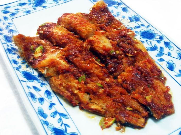 황태구이 — 불린 황태에 고추장 양념을 발라 매콤하게 구워 낸 한 접시