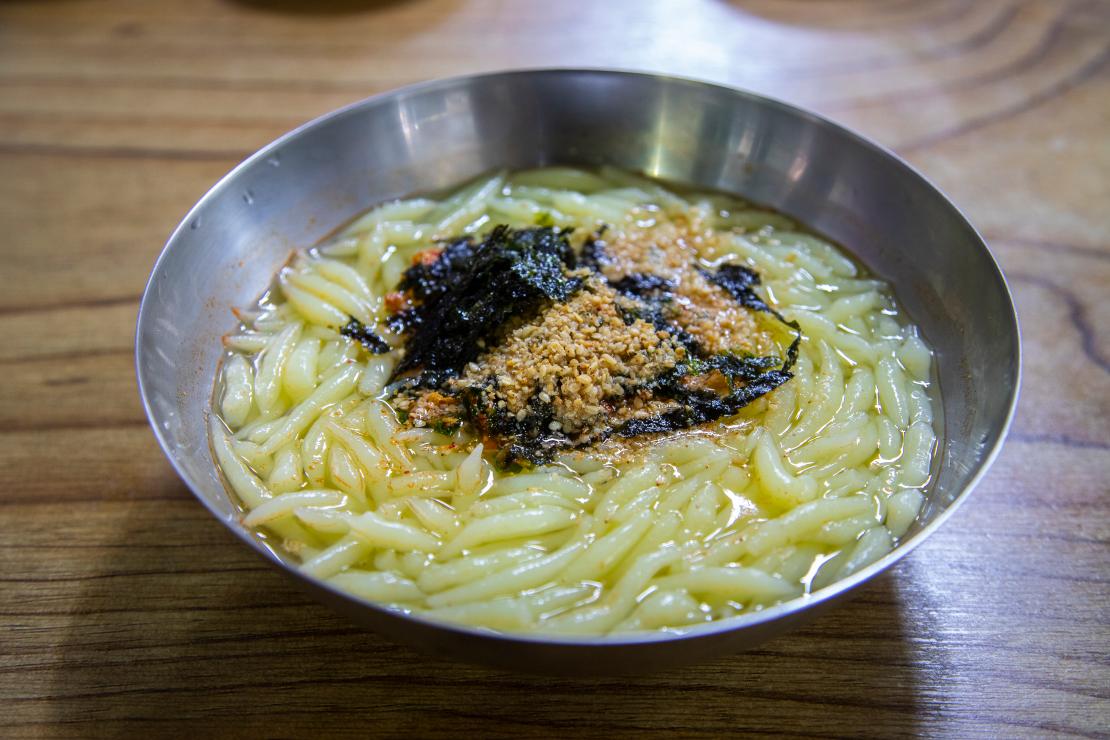 정선 올챙이국수 — 옥수수 전분을 끓여 국수틀로 내린 토속 별미, 짧고 도톰한 면이 올챙이를 닮았다