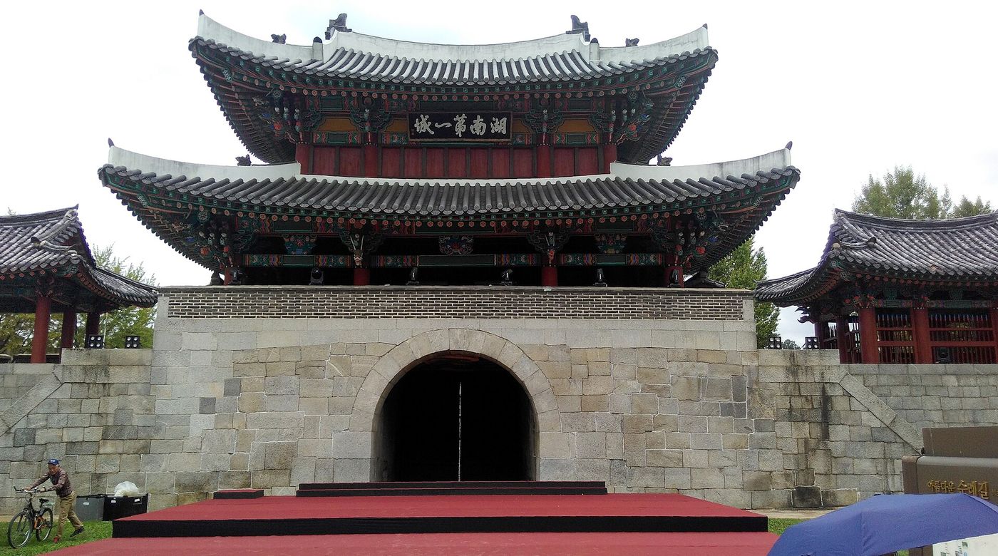 전주 풍남문 — 옛 전주읍성의 남문. 도심 로터리에 선 성문이 원도심 산책의 길잡이가 된다