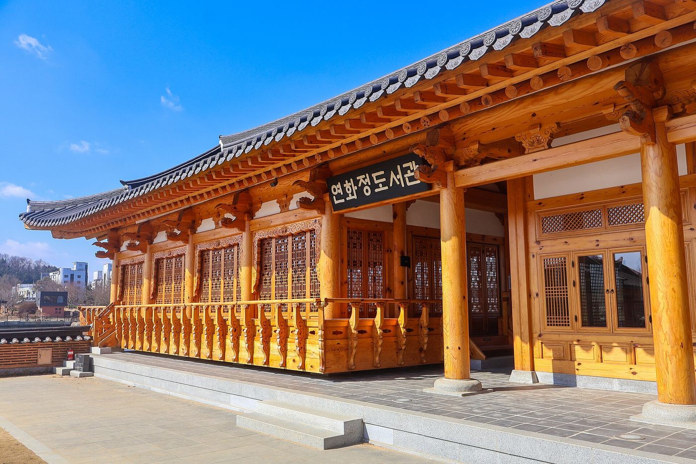 전주 덕진공원 연화정 — 연못 위에 앉은 한옥 도서관. 한옥마을과 떨어져 있어 시내버스로 옮긴다