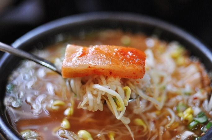 전주 콩나물국밥 — 칼칼하게 토렴해 낸 뚝배기. 둘째 날 아침 해장의 정석이다