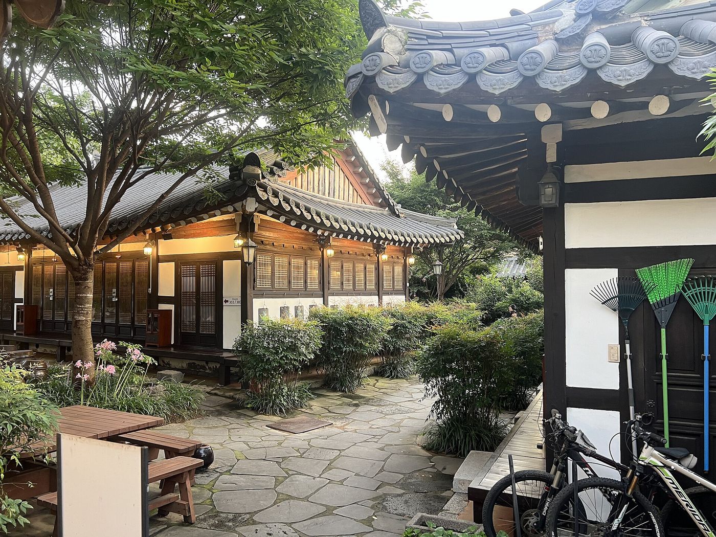 전주 한옥마을 골목 — 관광객이 빠진 저녁과 이른 아침에는 낮과 다른 고요한 얼굴이 드러난다