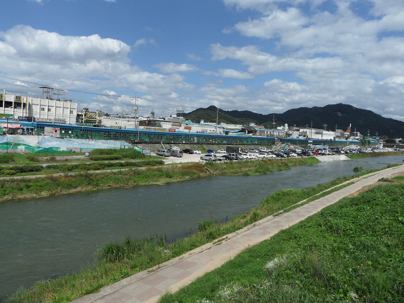 전주 남부시장과 전주천 일대 — 한옥마을에서 걸어 닿는 거리, 저녁 군것질과 야시장으로 붐빈다