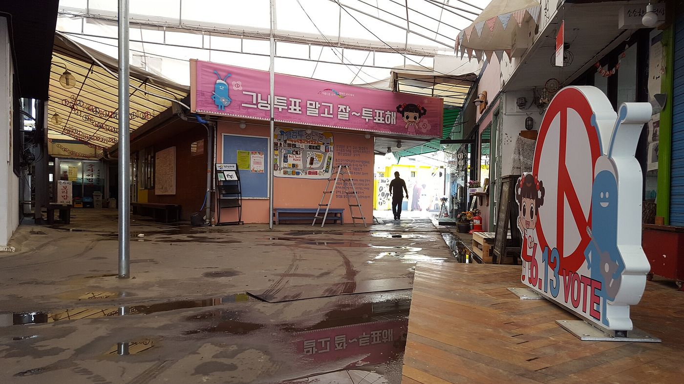 전주 남부시장 청년몰 — 옛 시장 2층에 젊은 상인들의 가게가 모여 색다른 공기를 낸다