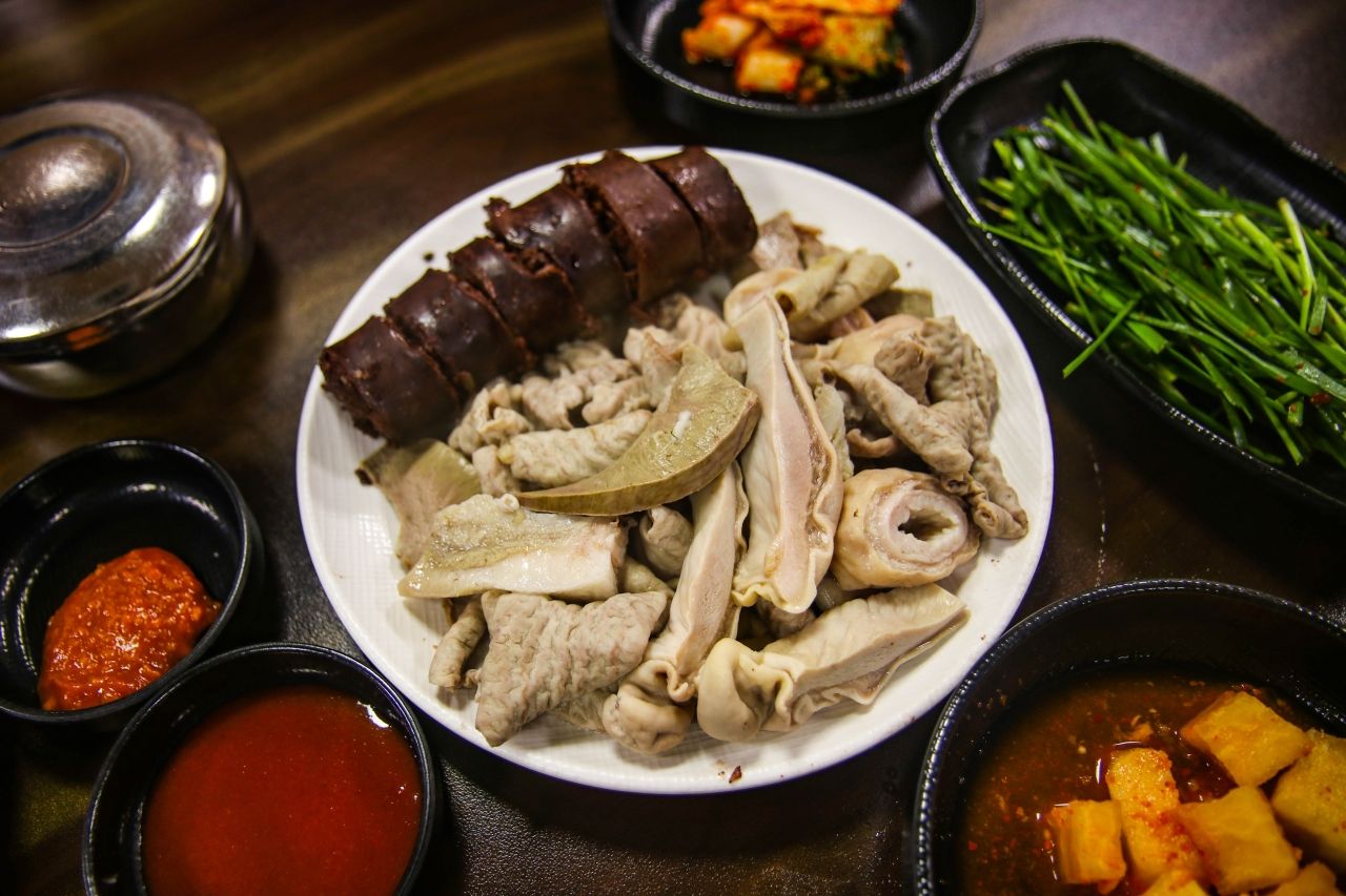피순대 — 선지를 넉넉히 넣어 차지다. 막걸리 안주로도, 한 끼로도 든든하다