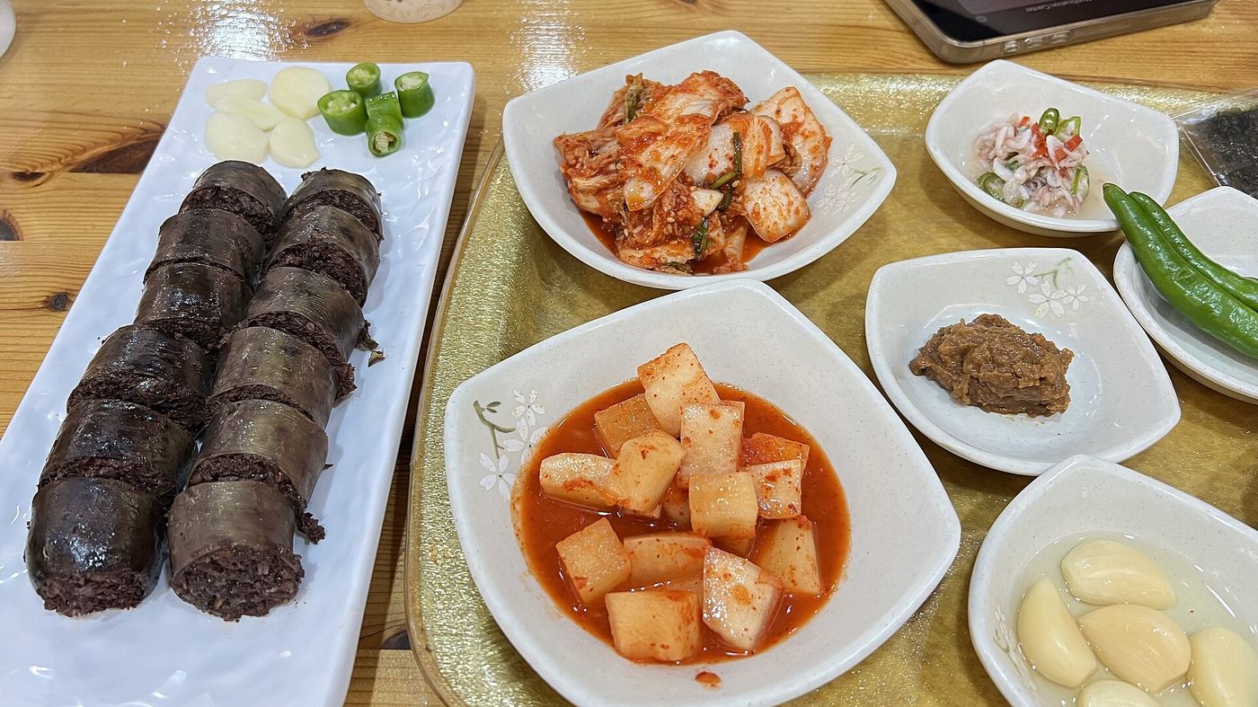 남부시장 피순대 한 상 — 깍두기·새우젓과 함께 푸짐하게 차려진다