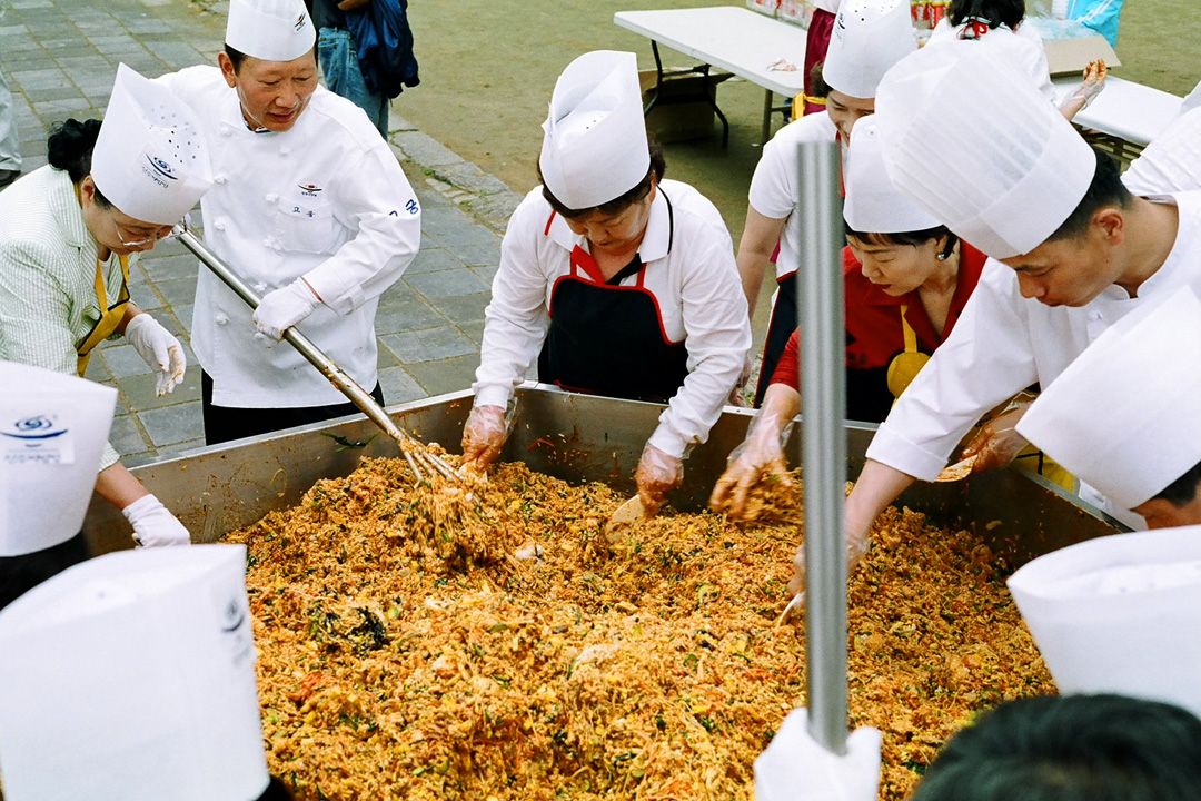 전주비빔밥축제 — 가을이면 거대한 그릇에 함께 비비는 진풍경이 펼쳐진다