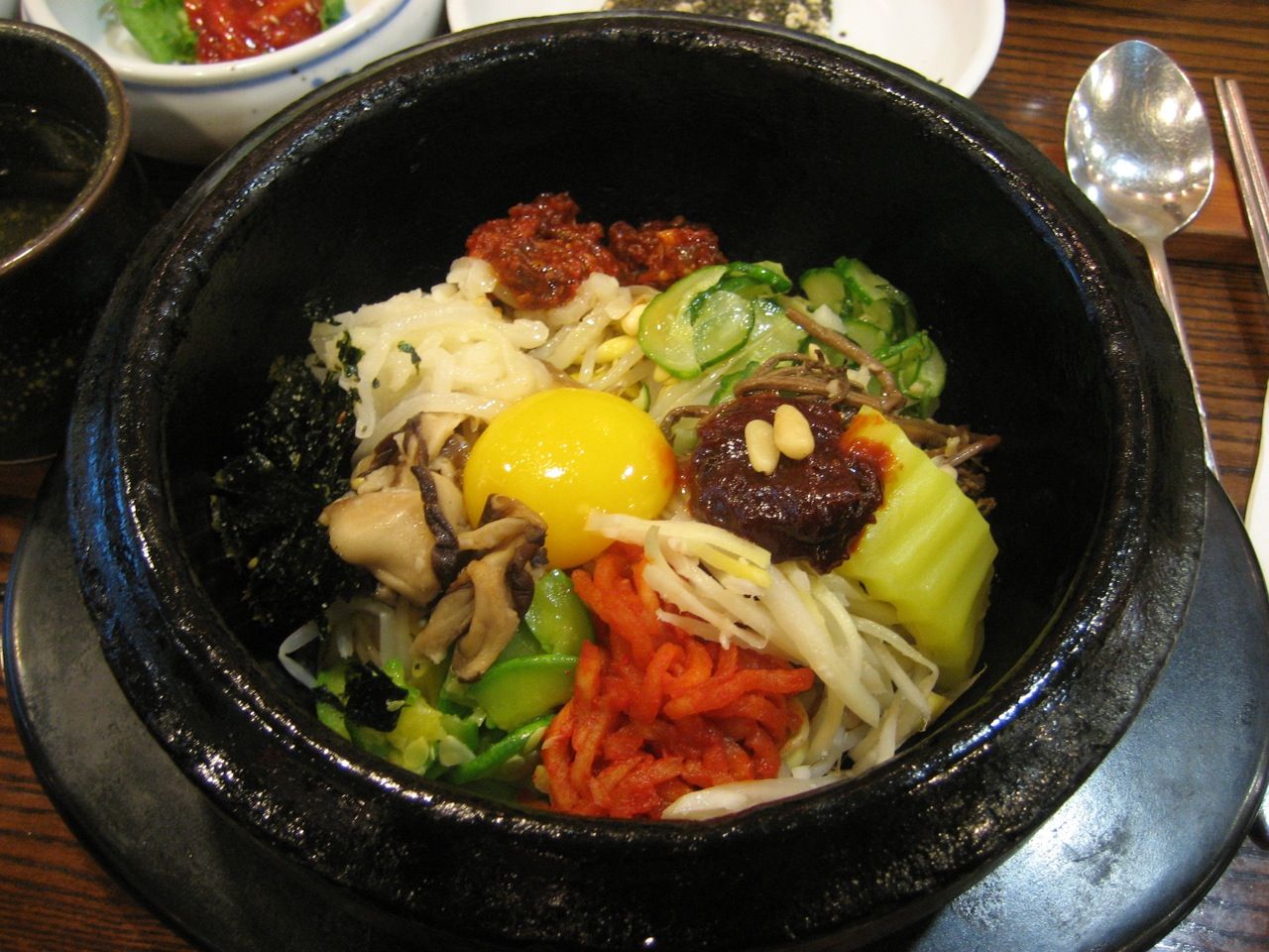 전주비빔밥 한 상 — 나물 반찬이 푸짐하게 곁들여 나온다