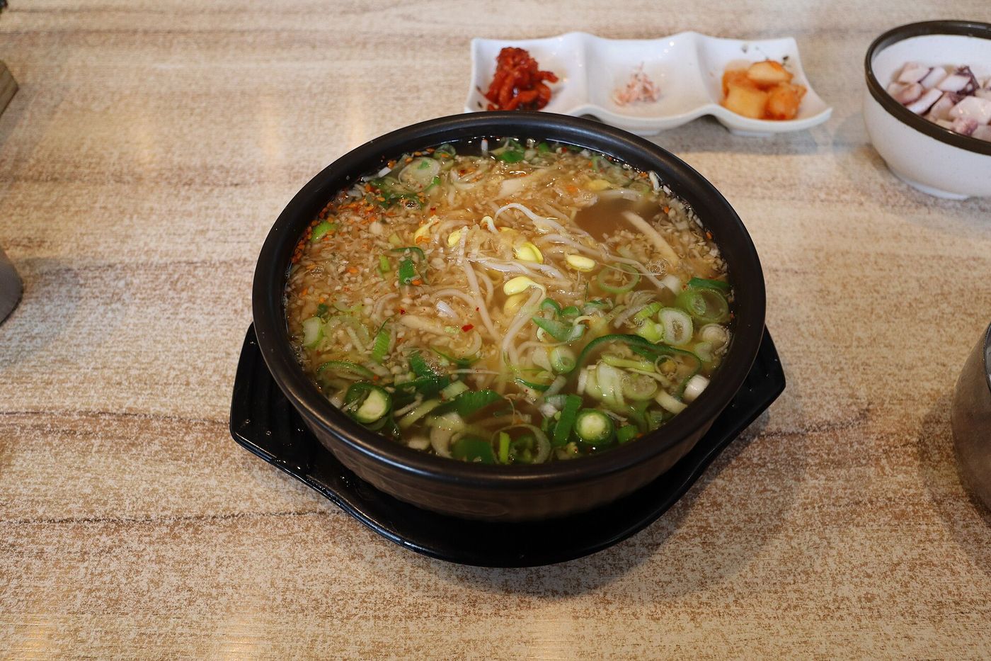 전주 콩나물국밥 — 토렴식과 수란식으로 갈린다. 새우젓으로 간을 맞춰 먹는다