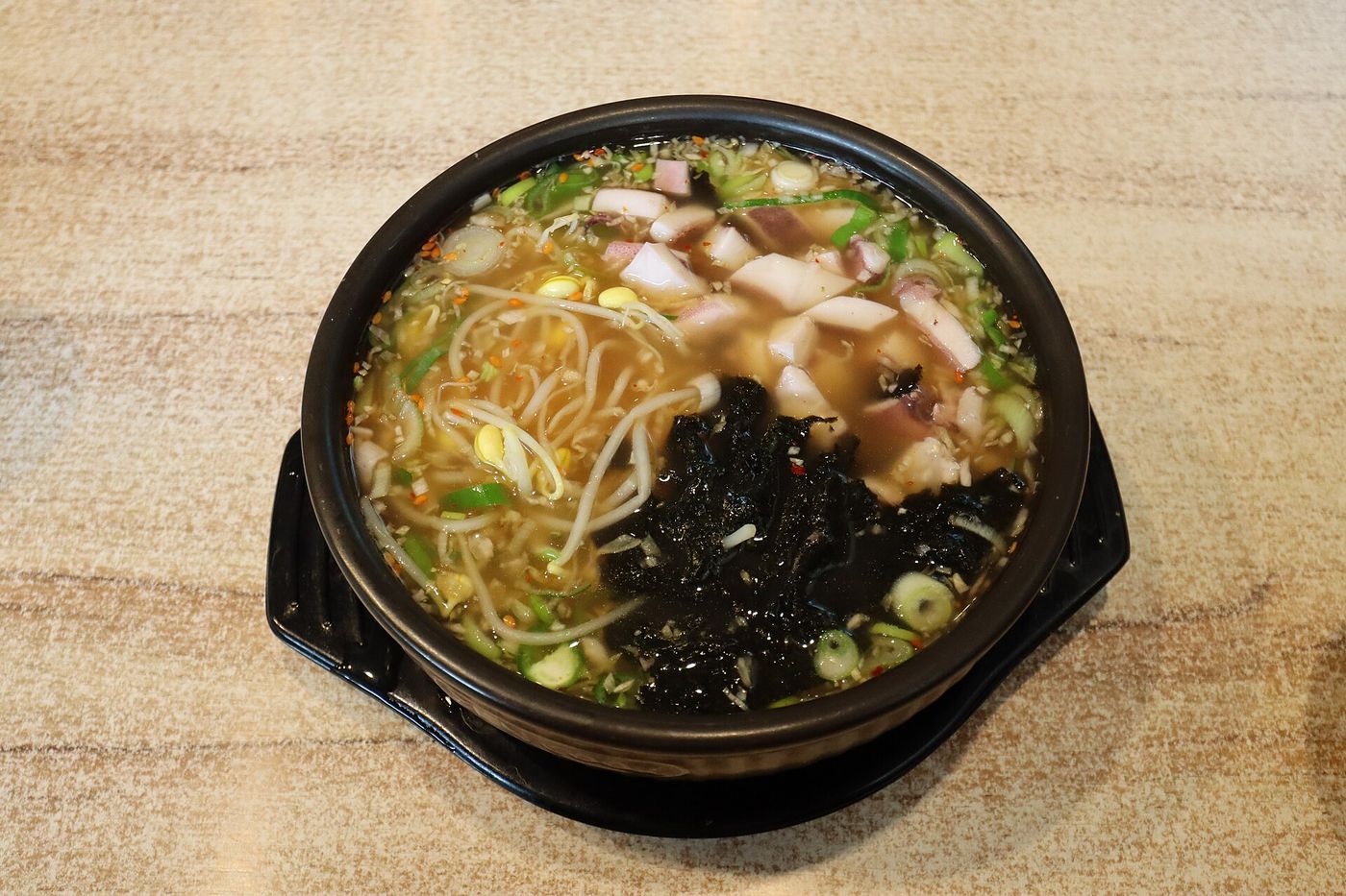 펄펄 끓는 뚝배기 콩나물국밥 — 청양고추와 파를 듬뿍 올려 시원하게