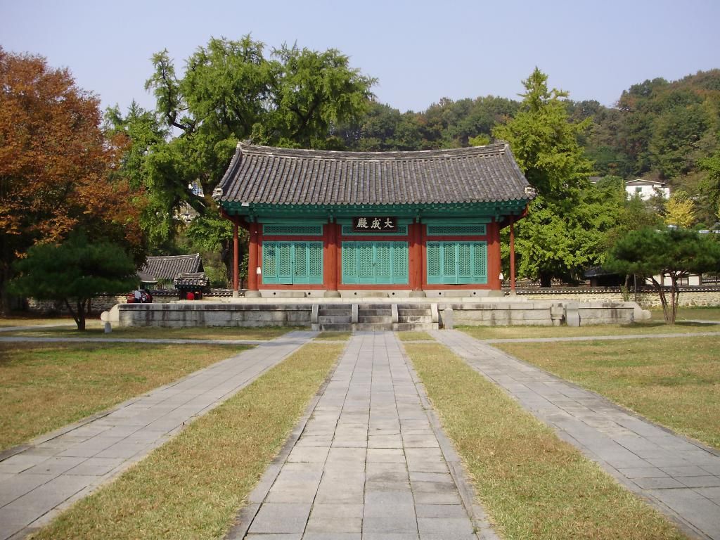 전주향교 — 오래된 은행나무로 이름난 곳. 가을이면 노랗게 물든 마당을 보러 사람이 몰린다