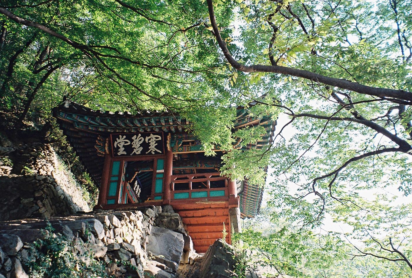 전주 한벽당 — 절벽에 기대 선 정자. 짙은 녹음에 둘러싸여 중심가의 번잡함과는 사뭇 다르다