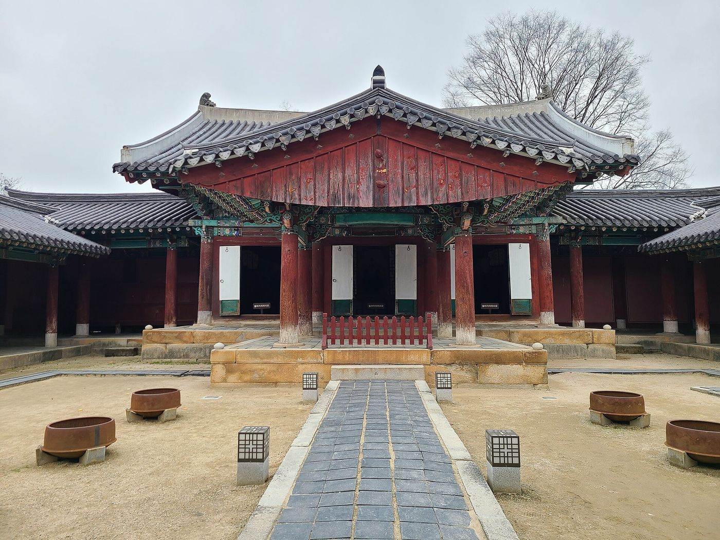 경기전 정전 정면 — 너른 마당과 돌길이 정전으로 곧게 이어진다