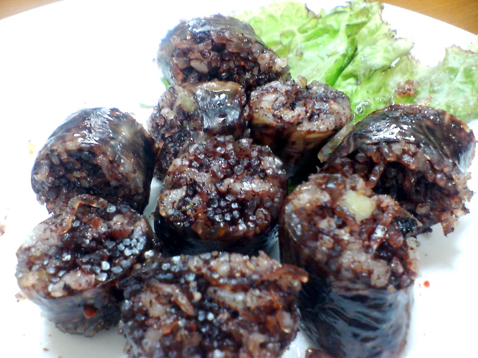 피순대 — 선지를 넉넉히 넣어 차지다. 막걸리 안주로도, 한 끼로도 든든하다