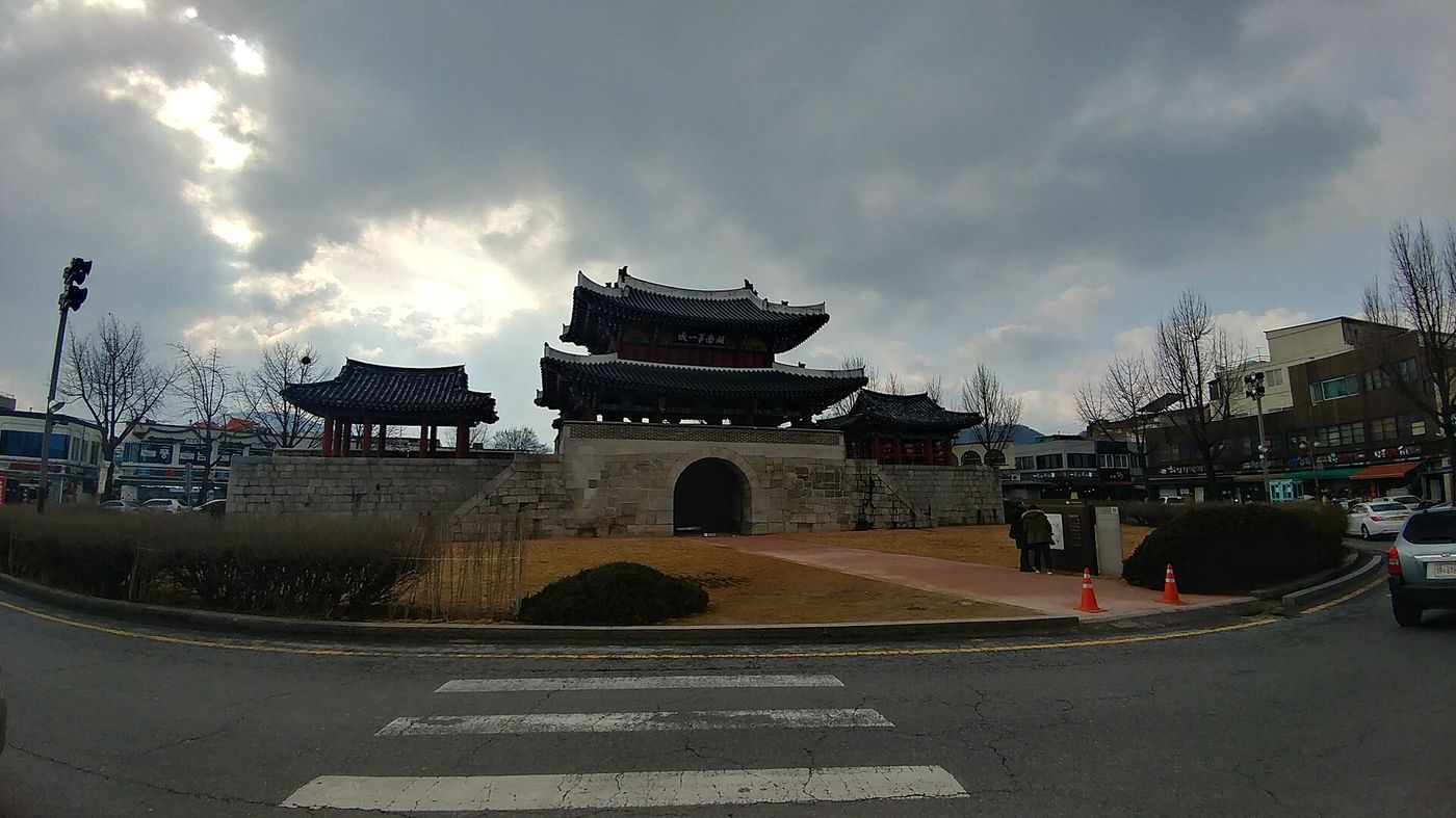 풍남문 — 전주읍성의 옛 남문. 도심 한가운데 누각이 우뚝 서 있다