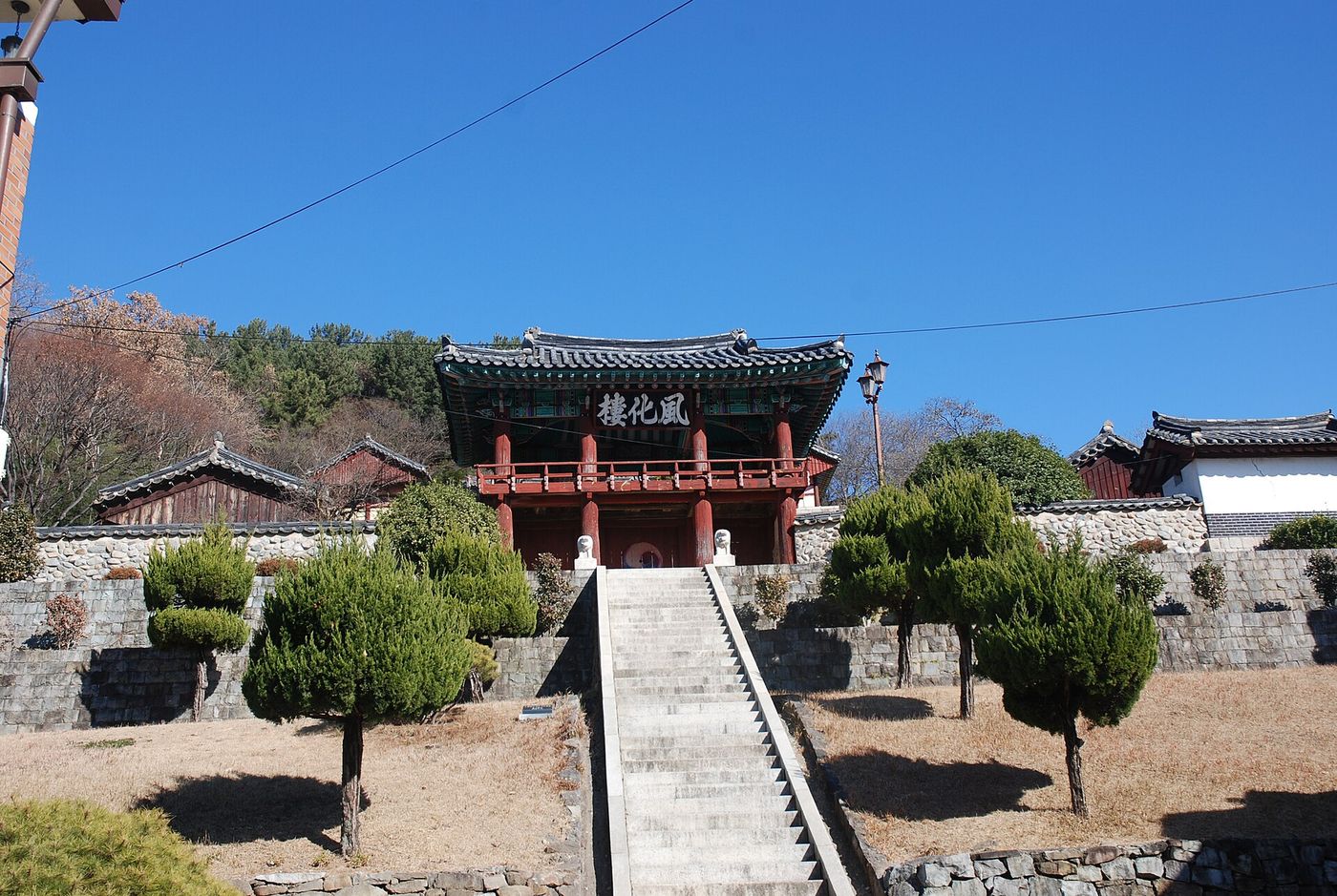 진주향교 풍화루 — 계단 위로 올려다보이는 향교의 누문과 정원