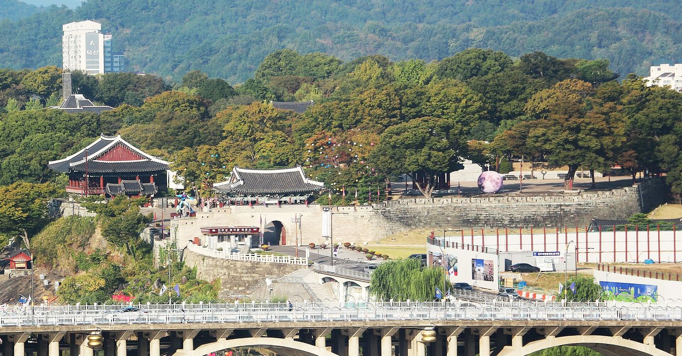 강 건너에서 본 진주성 — 촉석루와 성벽, 남강을 가로지르는 다리가 한눈에 들어온다