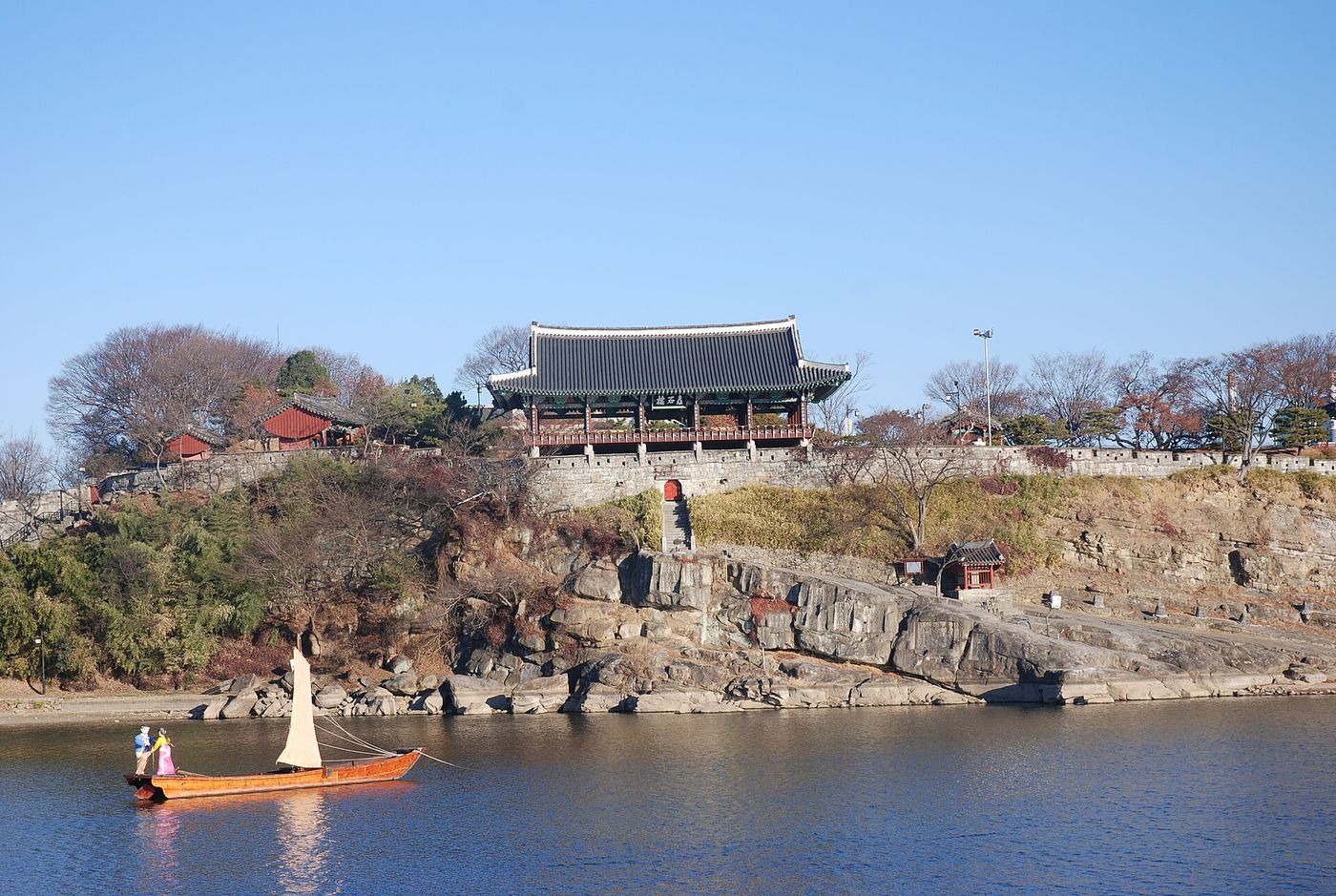 촉석루 — 남강 절벽 위에 앉은 누각 아래로 황포돛배가 지난다