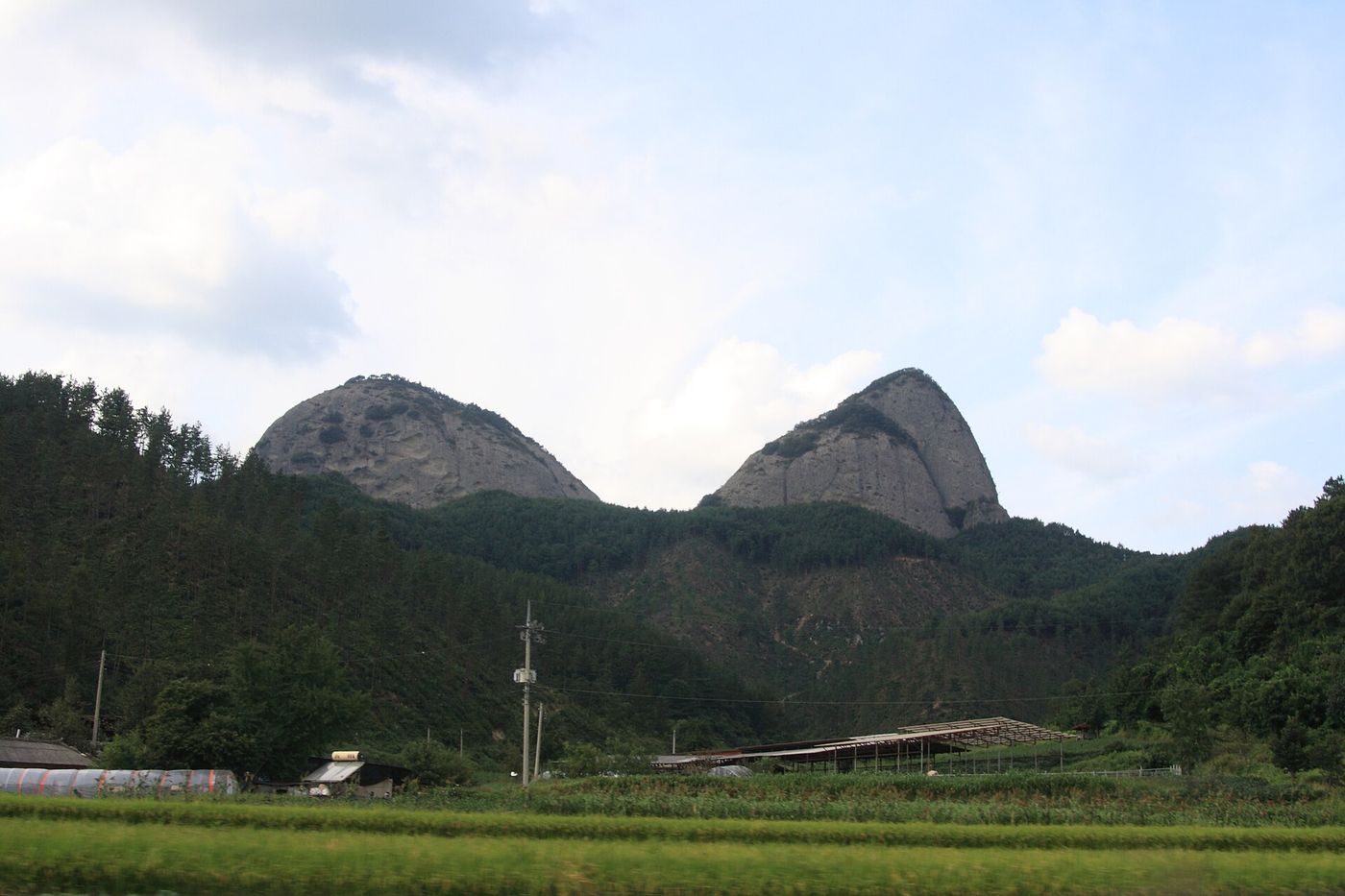진안 들녘 너머로 나란히 솟은 마이산의 두 봉우리 — 맑은 날 논밭 위로 말의 귀 같은 암봉이 또렷하다