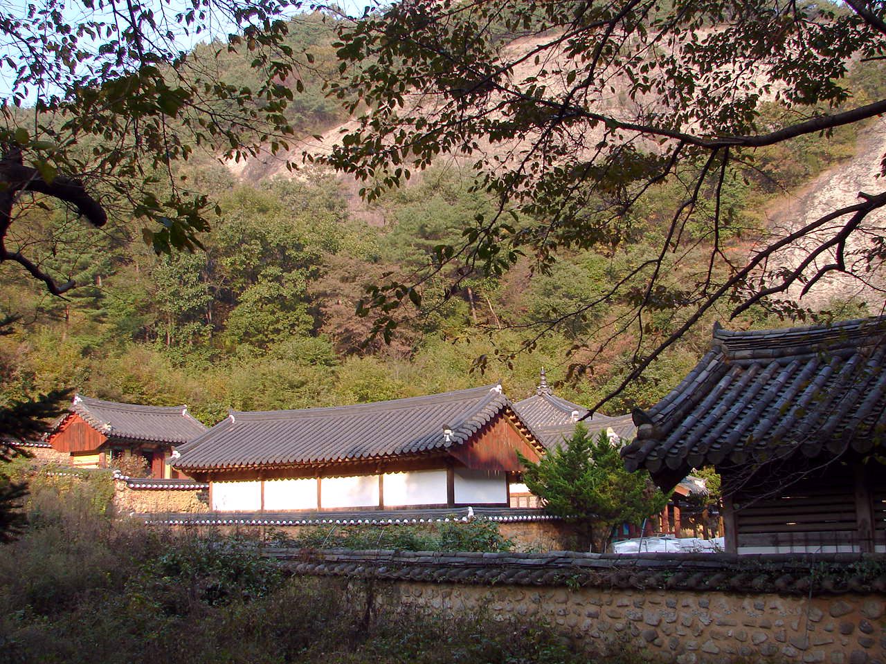 이산묘 — 마이산 자락 숲을 배경으로 나라를 지킨 이들을 기리는 한옥 사당이 자리했다
