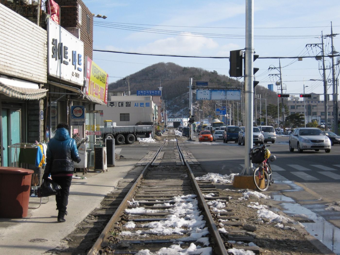 목포항 철도 인입선 — 항구와 철길이 붙어 있어 잡힌 것이 곧장 도시 밖으로 나갔다
