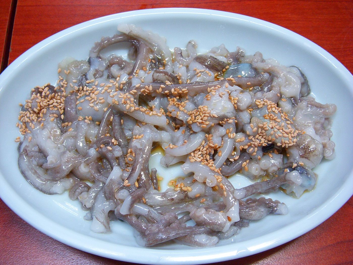 산낙지 — 잘게 잘라 참기름에 버무려 낸 상차림, 목포에서 가장 흔히 마주치는 낙지 상