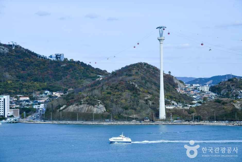 고하도 전망대에서 바라본 목포 앞바다 — 해상케이블카 타워와 여객선이 함께 지나는 개항장 물길