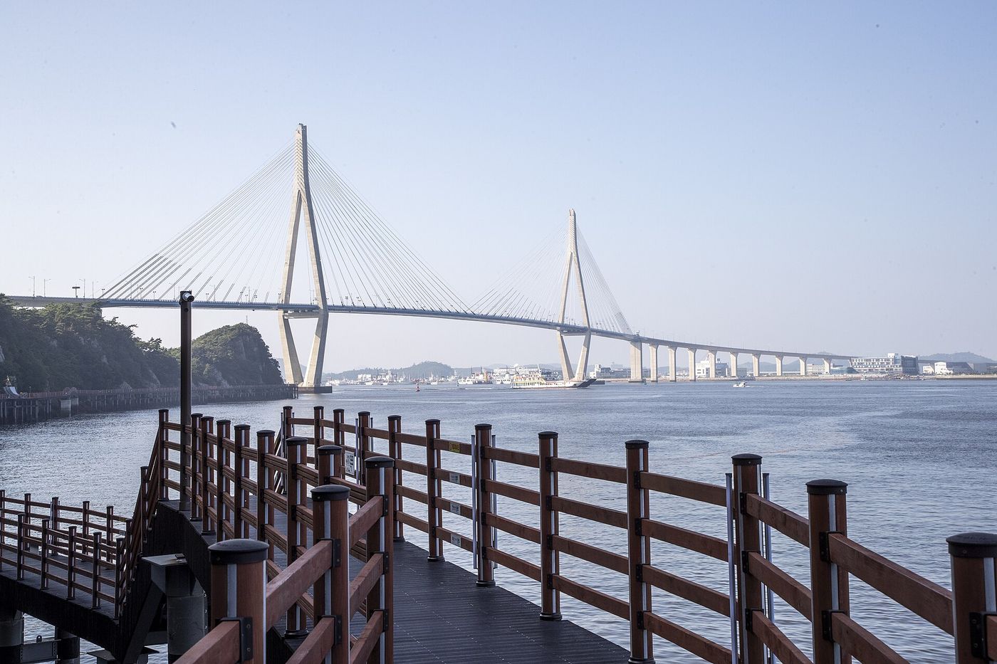 고하도에서 본 목포대교 — 바다 위로 길게 뻗은 사장교와 데크 산책로