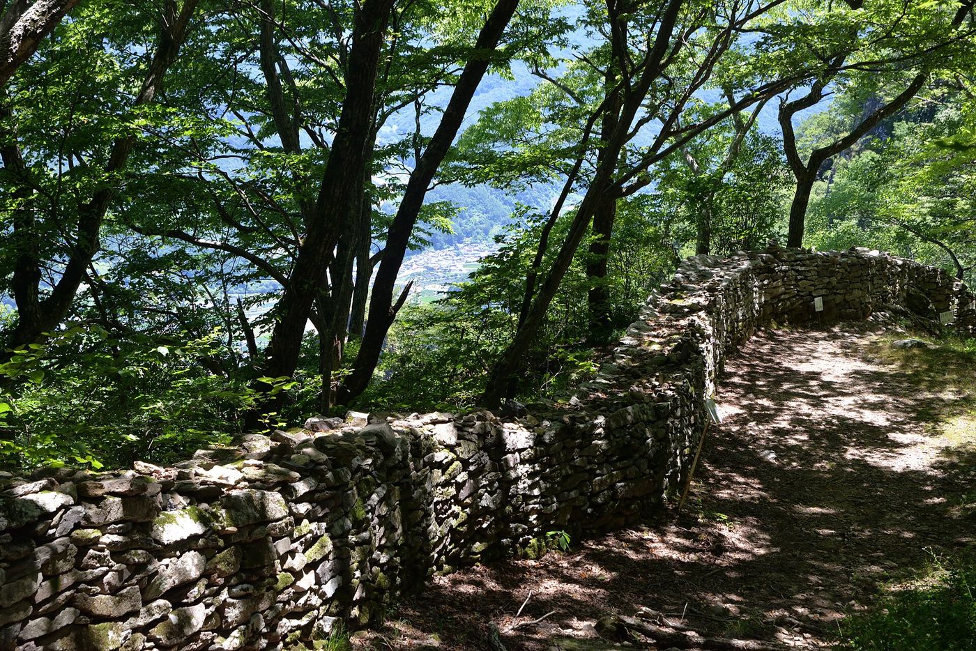 산자락을 두른 옛 돌성 너머로 무주 들녘이 내려다보인다