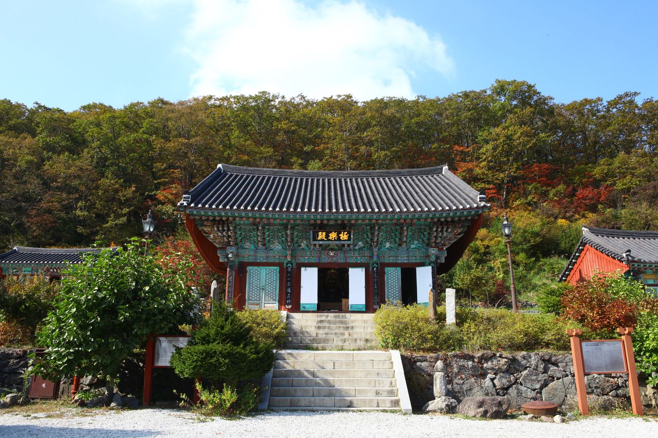 적상산 안국사 극락전 — 단풍이 들기 시작한 숲을 배경으로 앉은 전각