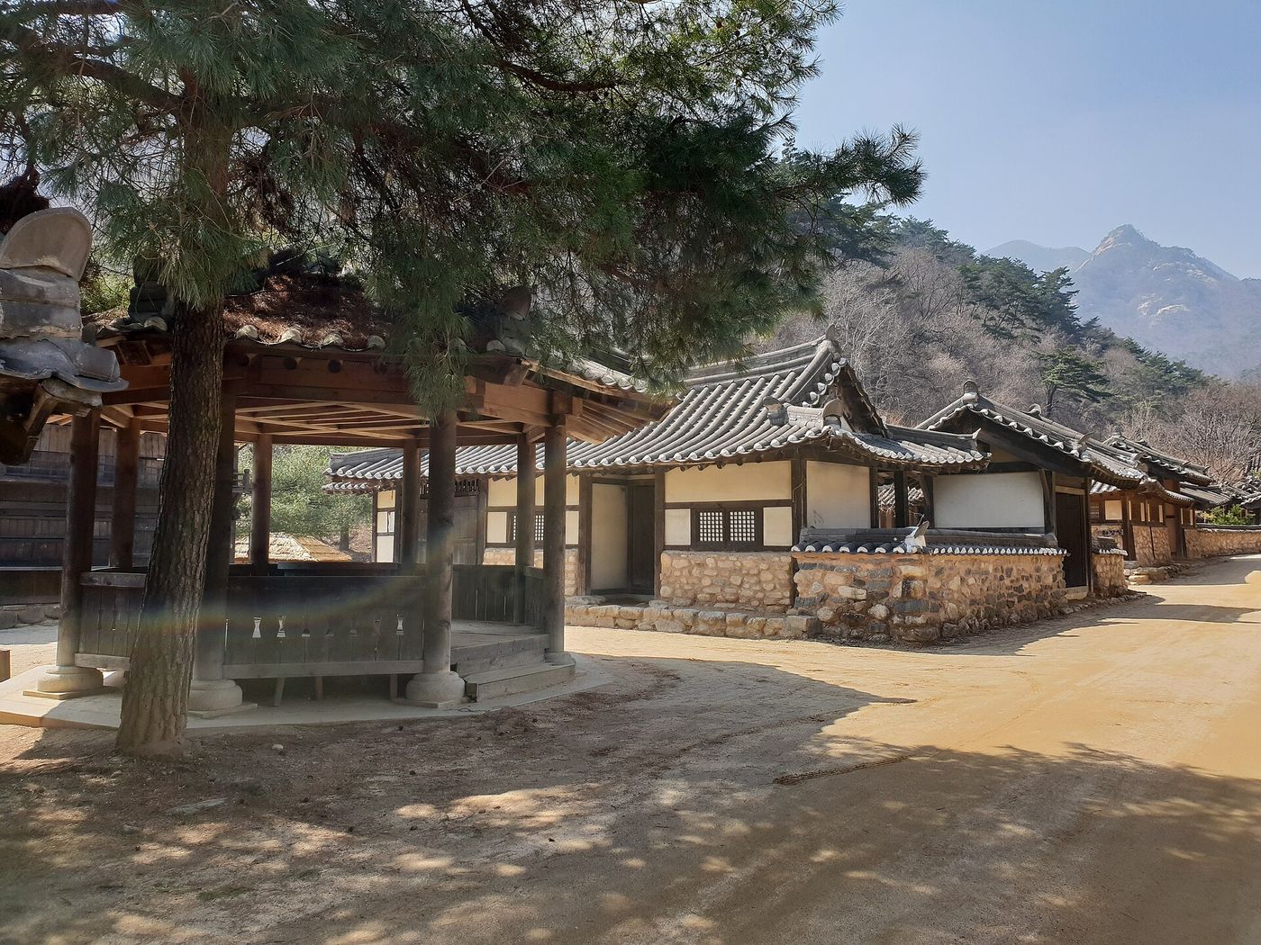 문경새재 사극 오픈세트장 — 기와지붕 전각들이 옛 도성처럼 늘어섰다