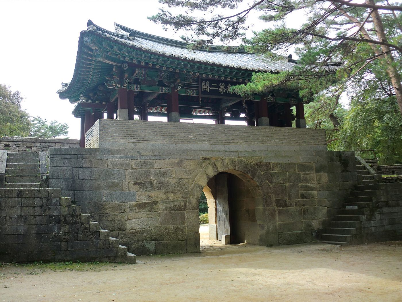 문경새재 제2관문 조곡관 — 짙은 숲과 계곡에 둘러싸인 석문이 골짜기 깊이 앉아 있다