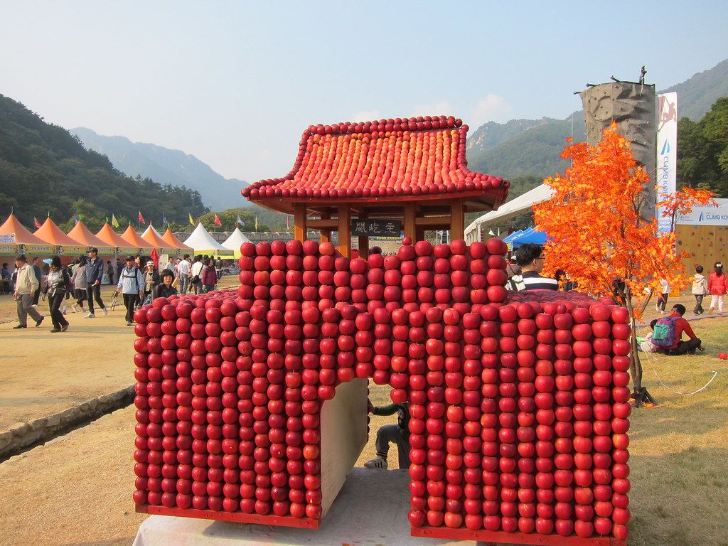 문경사과축제의 사과탑 — 붉은 사과를 쌓아 올려 관문 모양을 낸 가을 조형물