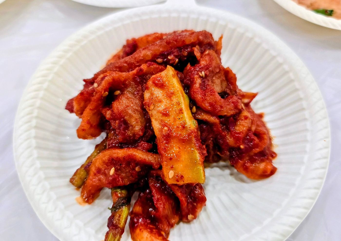 남도식 회무침 — 매콤새콤한 양념에 버무린 한 접시. 막걸리 안주로도 밥반찬으로도 좋다