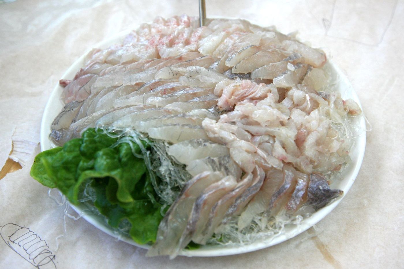 그날 들어온 생선으로 차린 회 한 접시