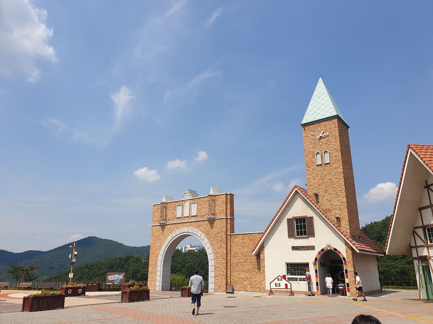 맑은 날의 독일마을 시계탑과 아치문 광장 — 언덕 위에 들어선 이국의 거리